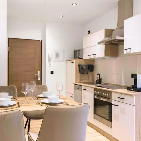 Baliapartment Hof, Kueche, Parkplatz, 24h Digital Checkin, Wlan250mbit Hof (Bavaria)
